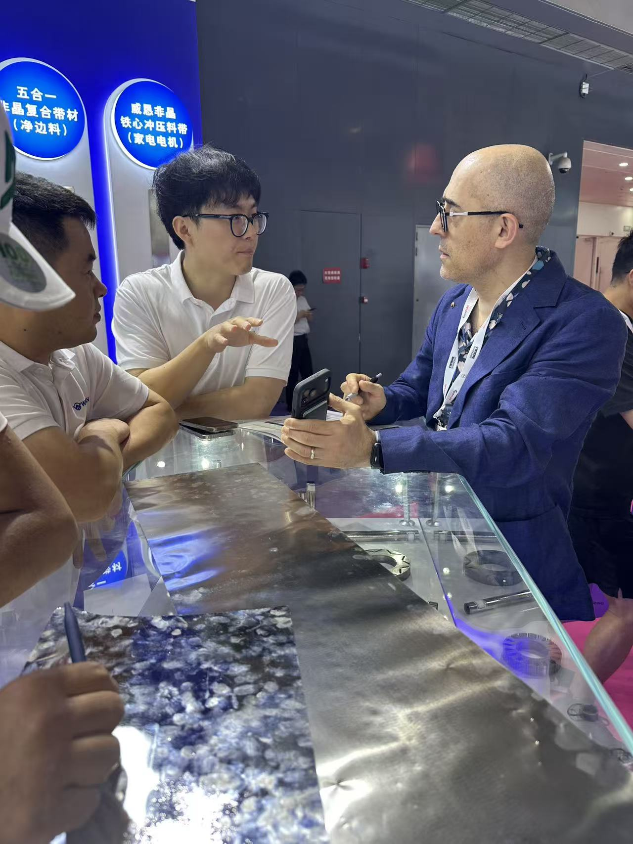 威恳非晶展位交流